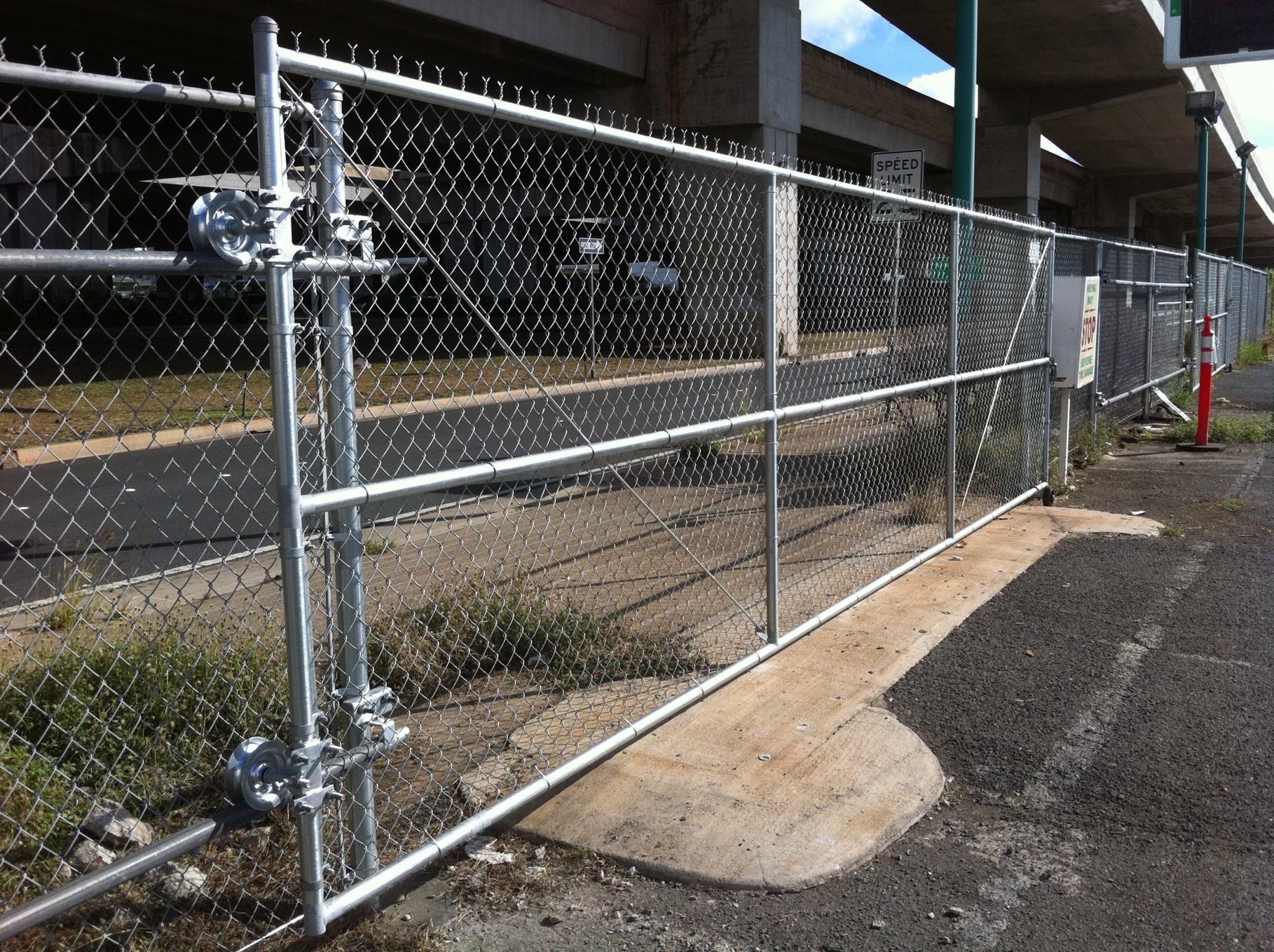 Chain-Link-Roll-Gate-Driveway-2