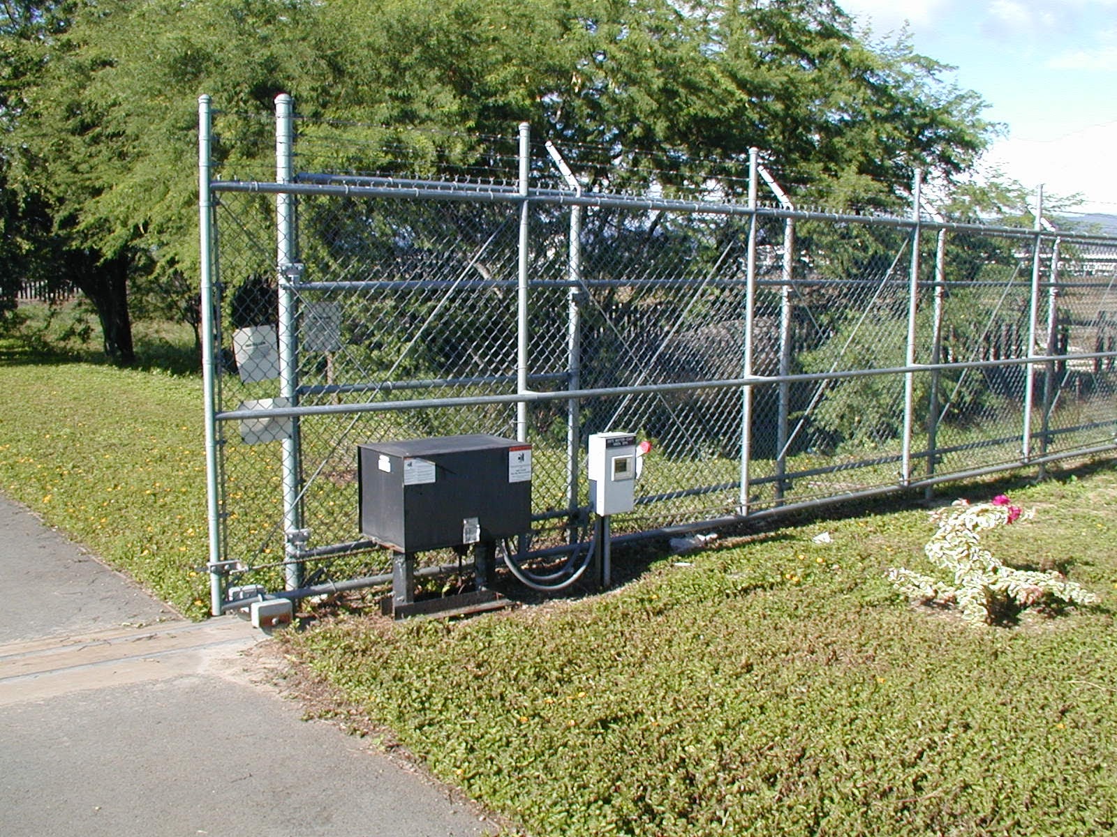 Chain-Link-Slide-Gate-Barbed-Wire-2